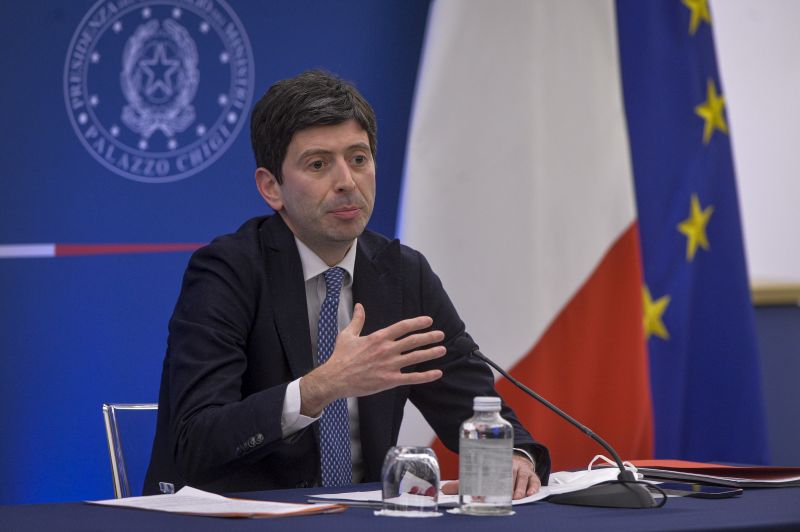 Covid, Speranza “Pandemia non è conclusa, serve cautela”