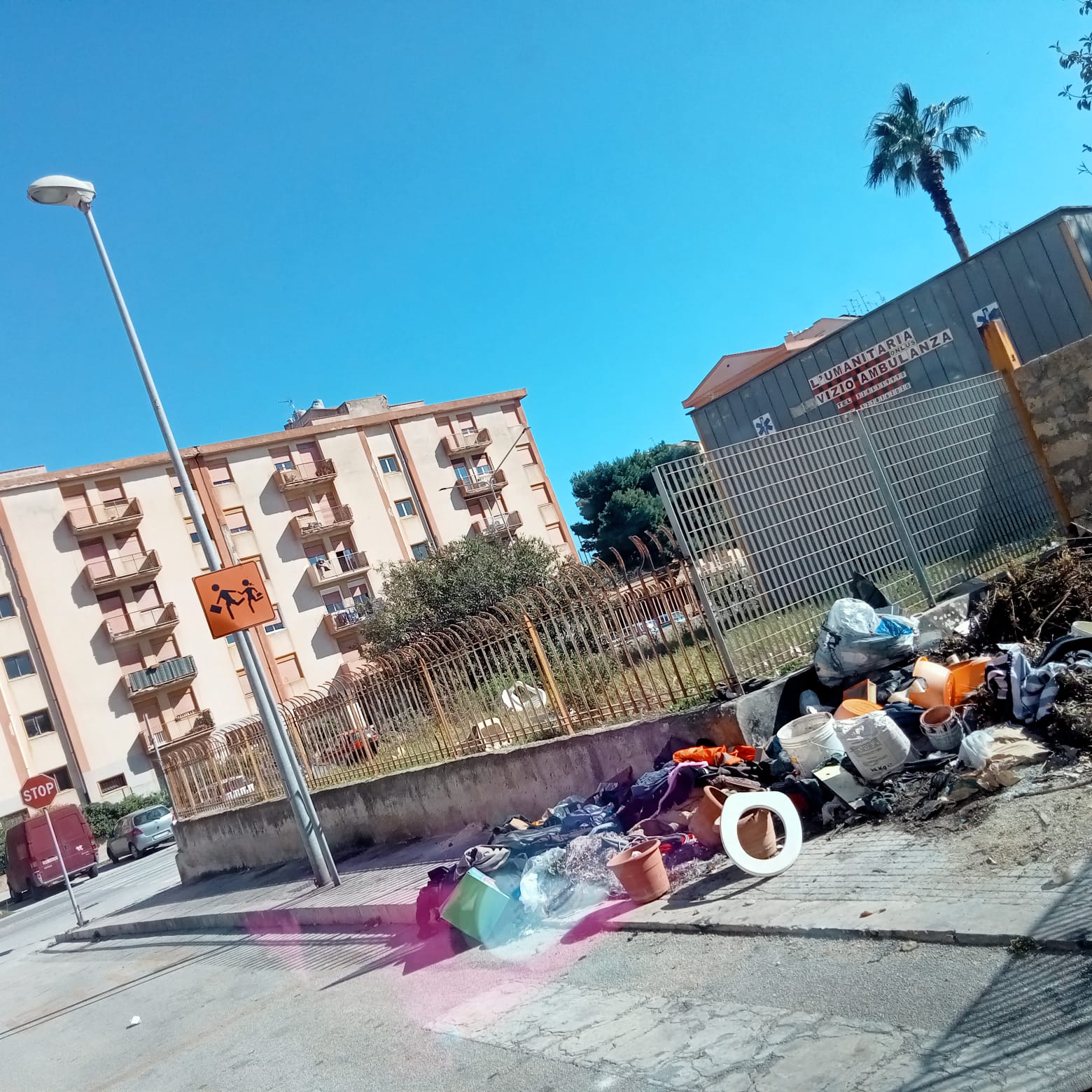 Spari in una piazza di Marsala, colpito un operatore ecologico. Ecco cosa sappiamo della dinamica