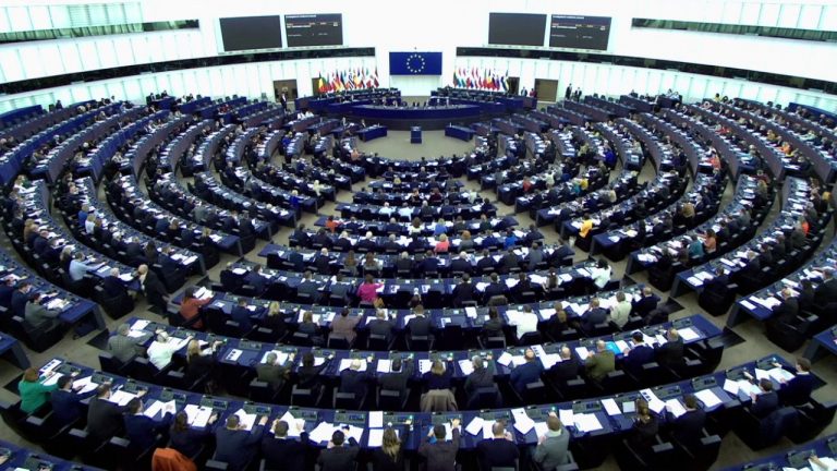 Strasburgo chiede più sanzioni a Russia e tutele per i minori