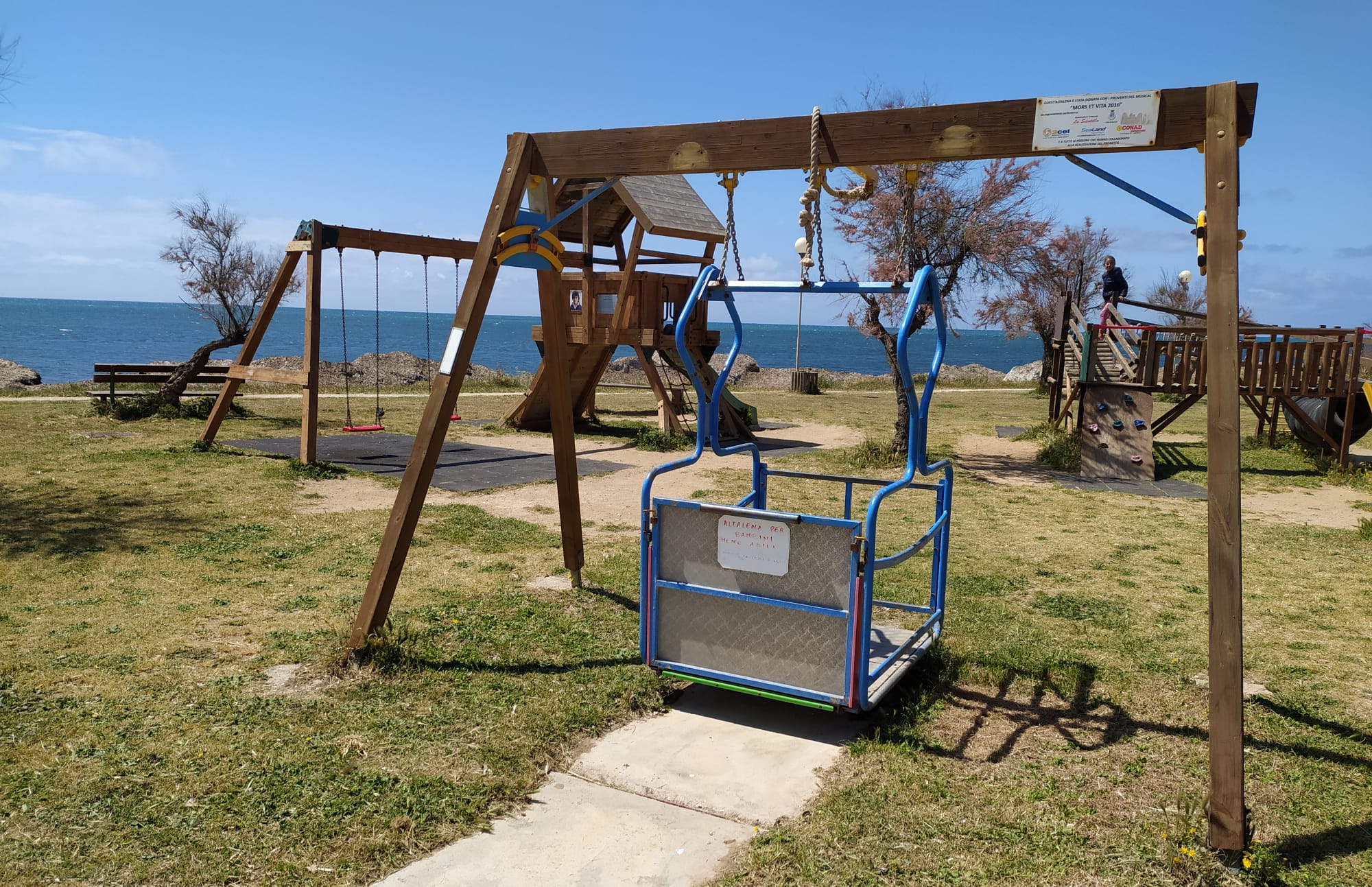 Parcobaleno di Marsala, riparata l’altalena per disabili