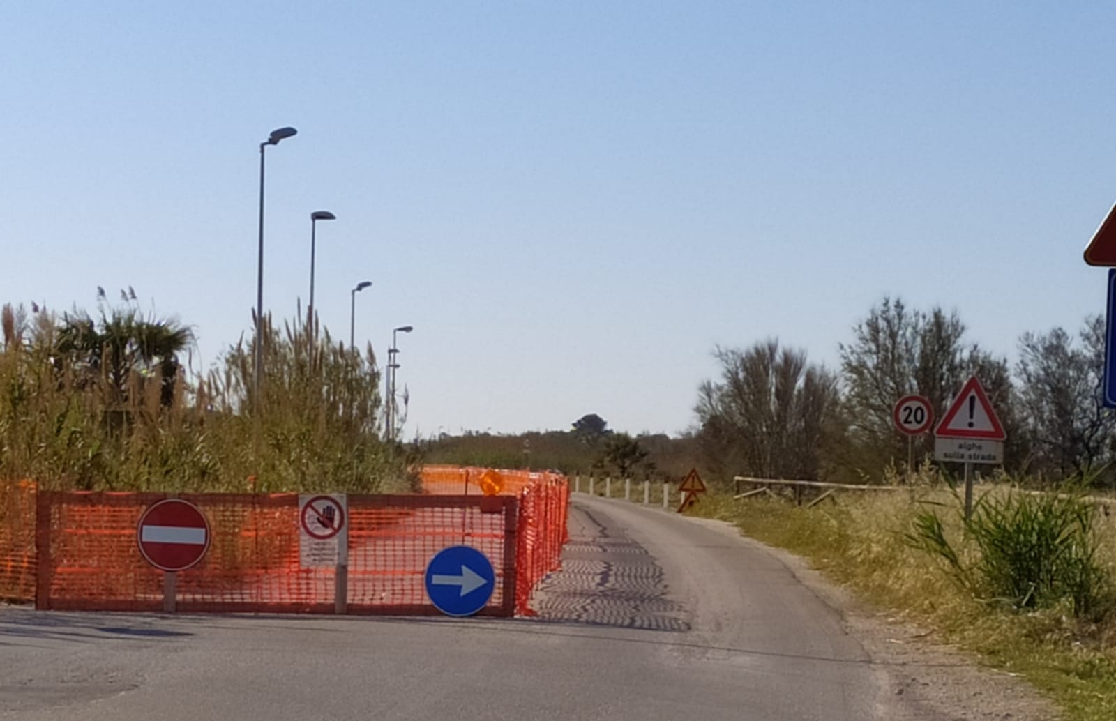 Lavori nella strada dei lidi marsalesi, cambia il senso di marcia (ma nessuno lo comunica)