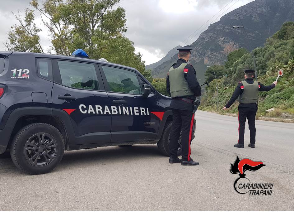 Alcamo: vede i Carabinieri e getta dal finestrino la droga