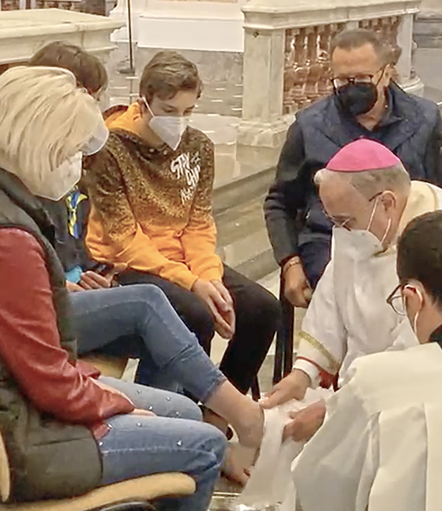 La lavanda dei piedi del vescovo Mogavero a 12 cittadini ucraini
