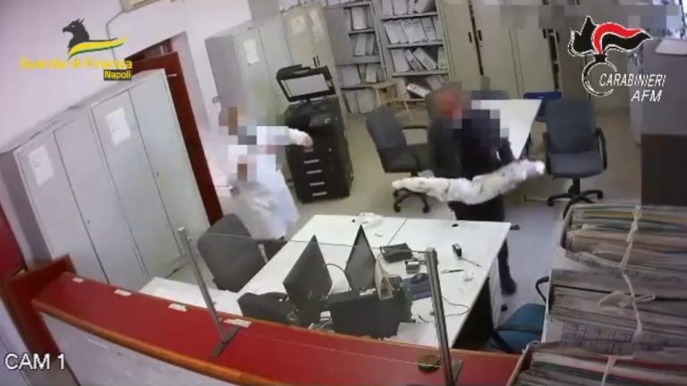 Corruzione, 15 indagati nel Napoletano