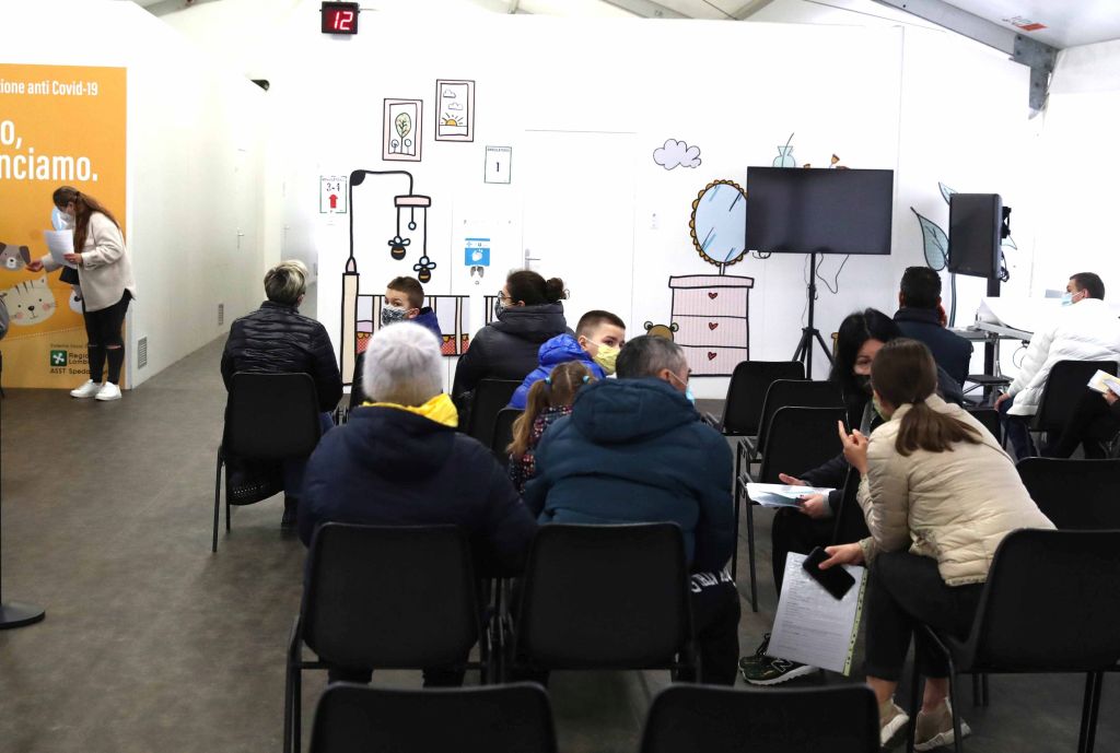Covid, 18.896 nuovi positivi, 124 le persone decedute