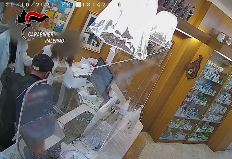 Rapine nelle farmacie del centro, due arresti a Palermo