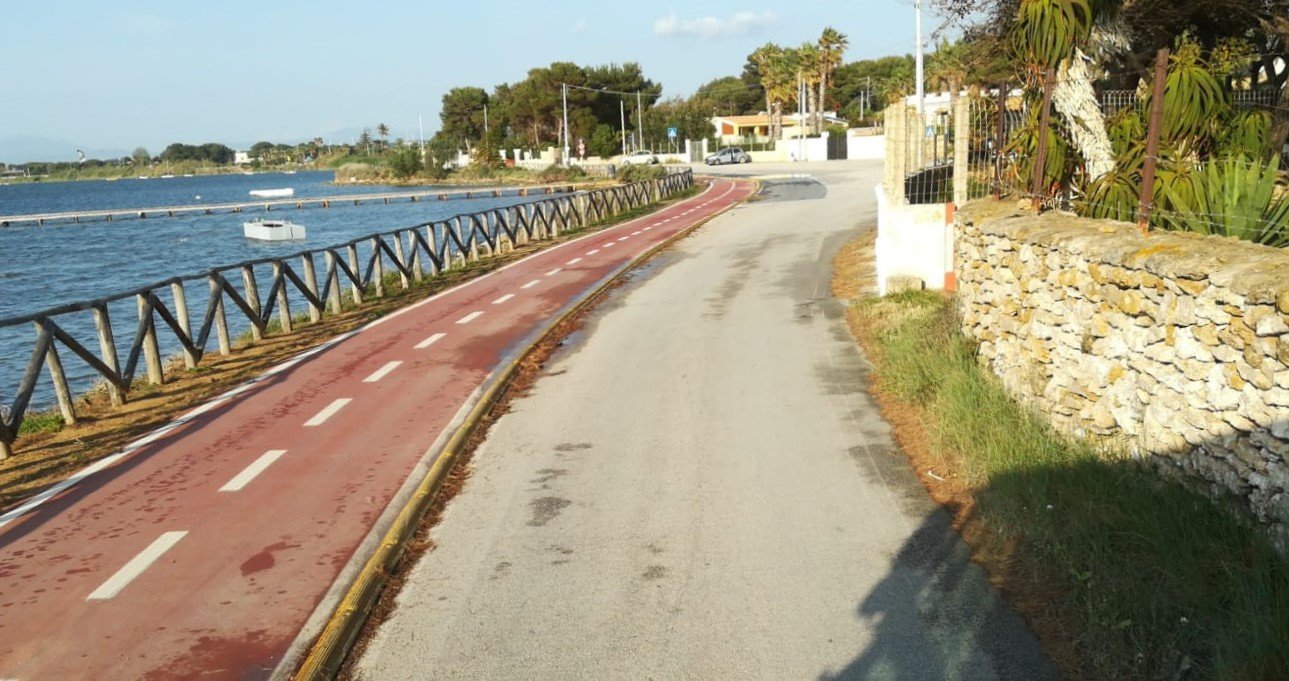 Stagnone: il Comune di Marsala ripulisce la pista ciclopedonale