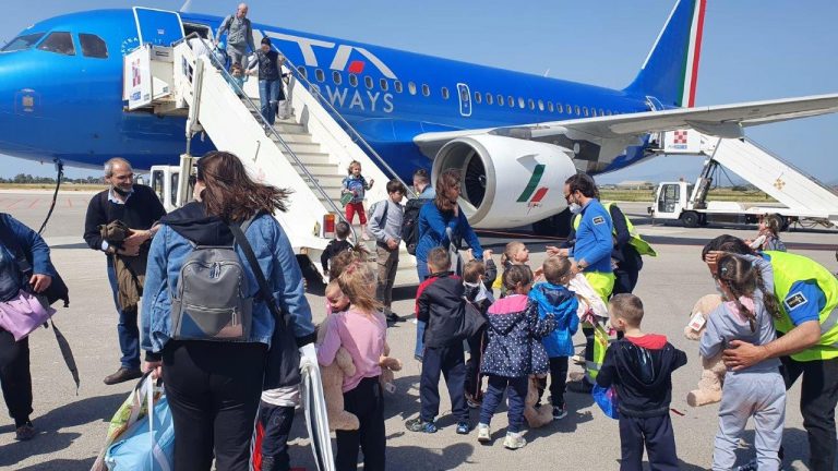 Atterrati a Birgi i 63 orfani ucraini, la più grossa evacuazione autorizzata dal Paese