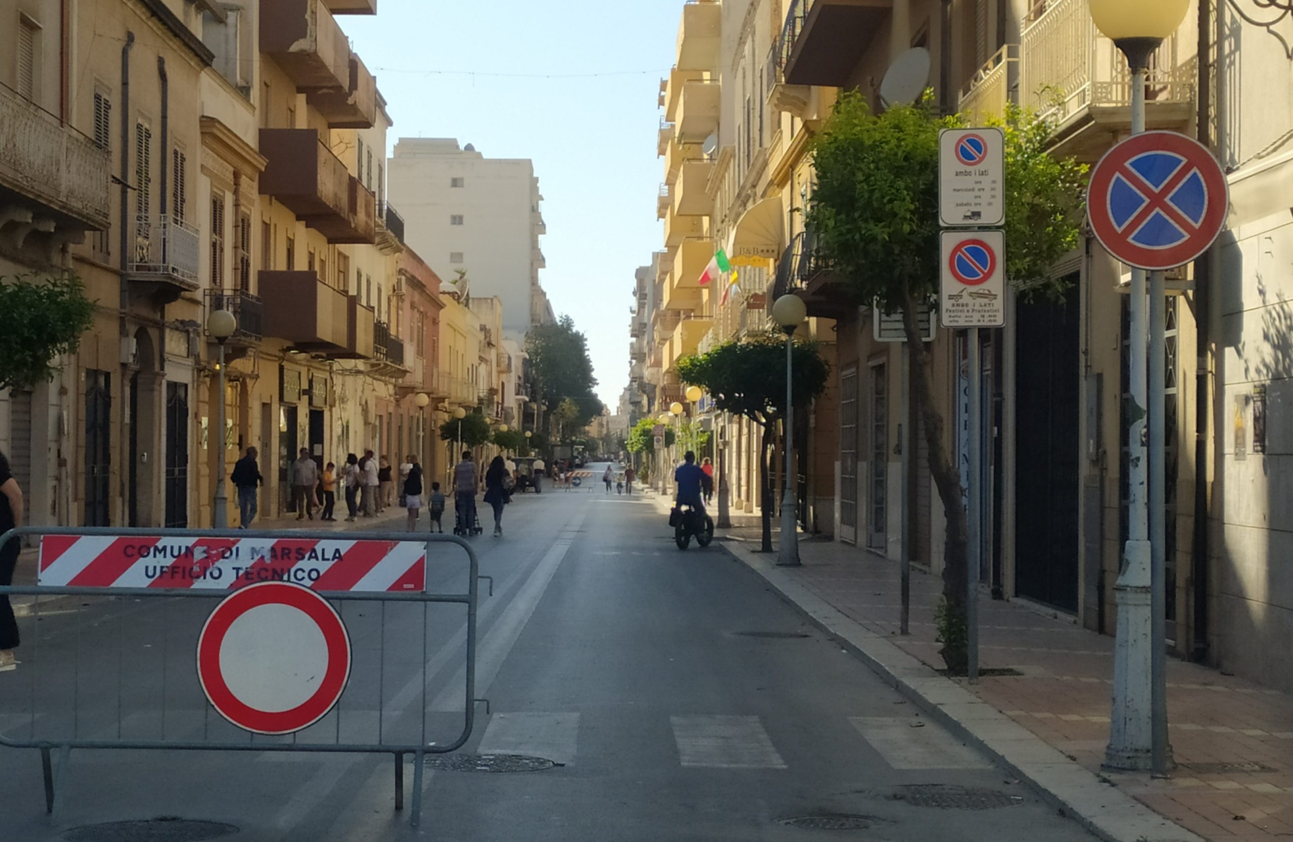 Marsala e l’anarchia, moto in via Roma abbattono le transenne