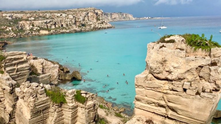 L’aperitivo? a Favignana il vero vacanziere lo vuole gustare a Cala Rossa