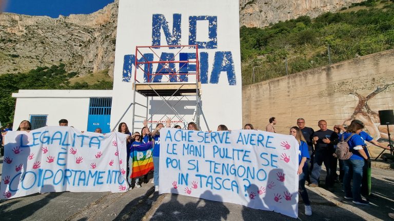 Ricordando Capaci: ritinteggiata la scritta No Mafia sopra l’autostrada VIDEO