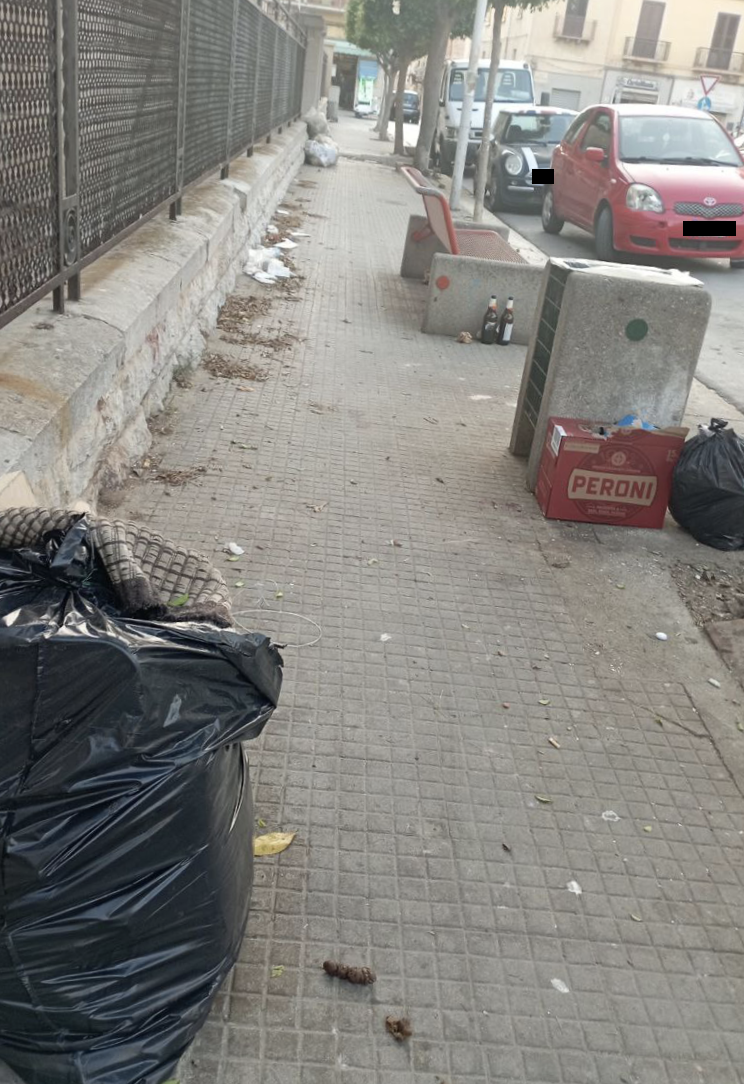 Marsala: via Pascasino sporca, piena di volantini e rifiuti abbandonati
