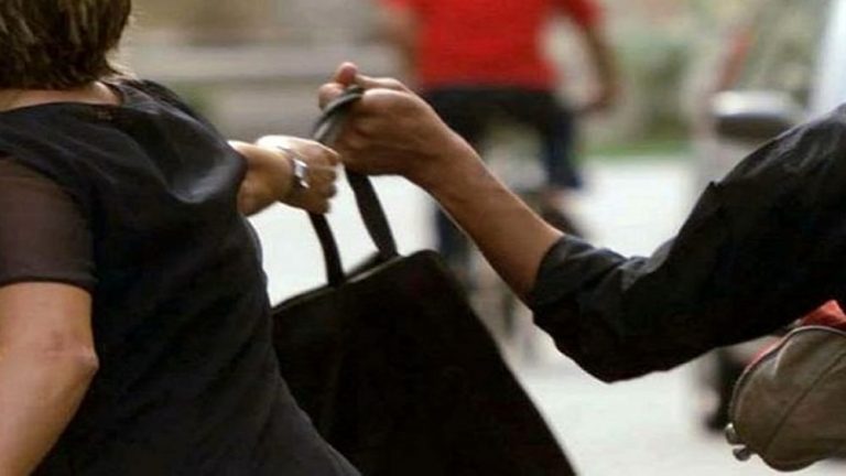 Mazara: scippo in centro, arrestato un 19enne