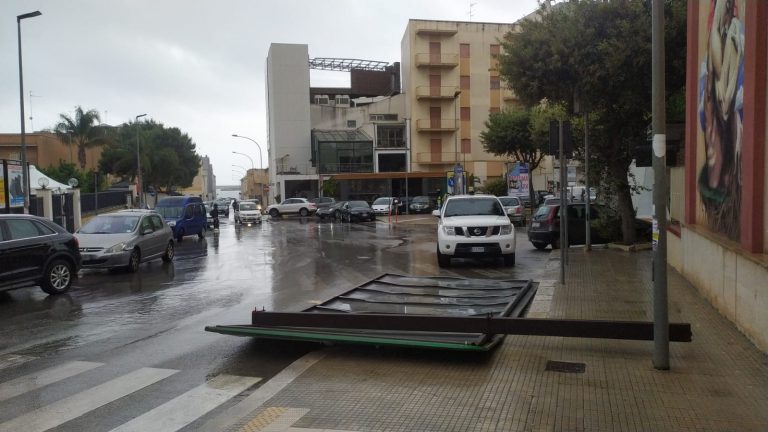 Marsala: crollato un cartellone pubblicitario a Piazza Inam