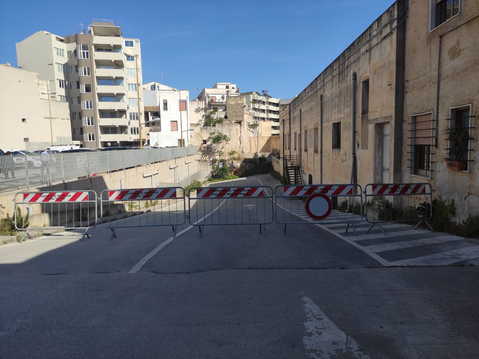Parcheggio di via Omodei in stato di abbandono. Transennata la parte sotterranea