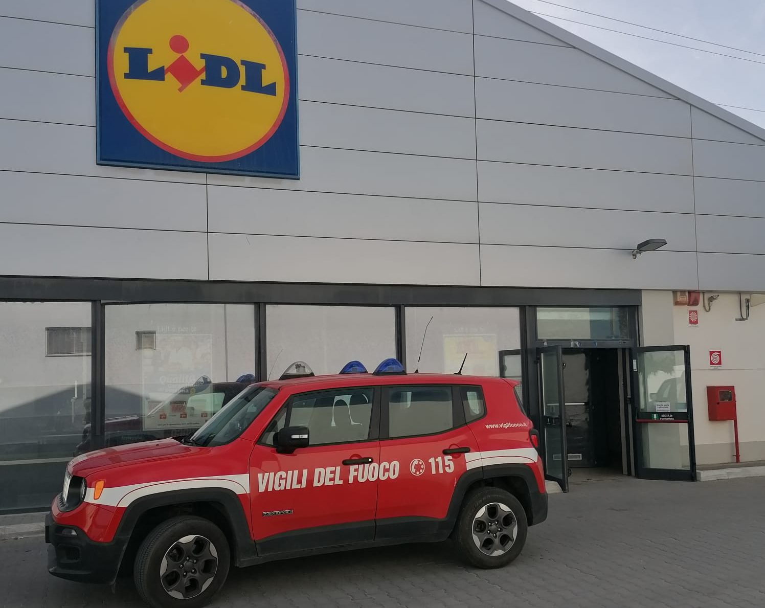 Incendio al supermercato Lidl di Marsala: panico tra i clienti, ma nessun ferito