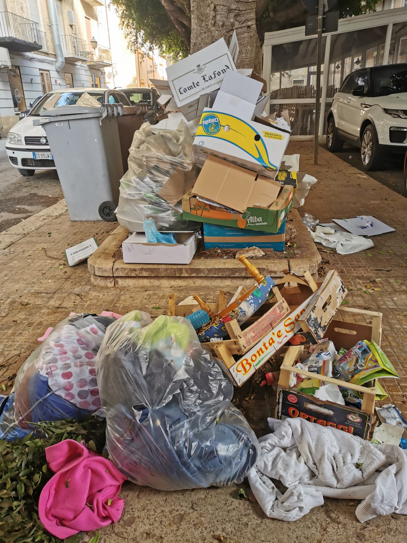 Marsala: rifiuti sporcano i marciapiedi di via Garraffa