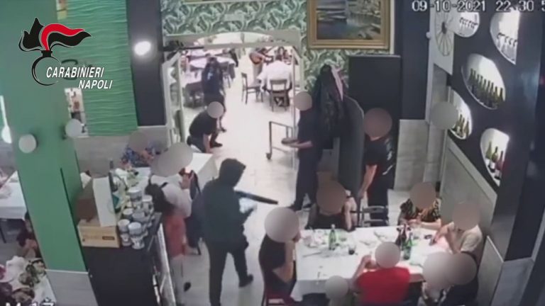 Rapina con kalashnikov a Napoli, arrestato anche il terzo malvivente