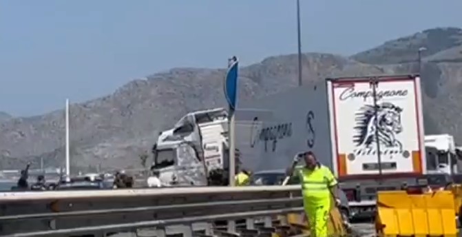 Scontro tra un tir e un’auto sulla Palermo-Mazara