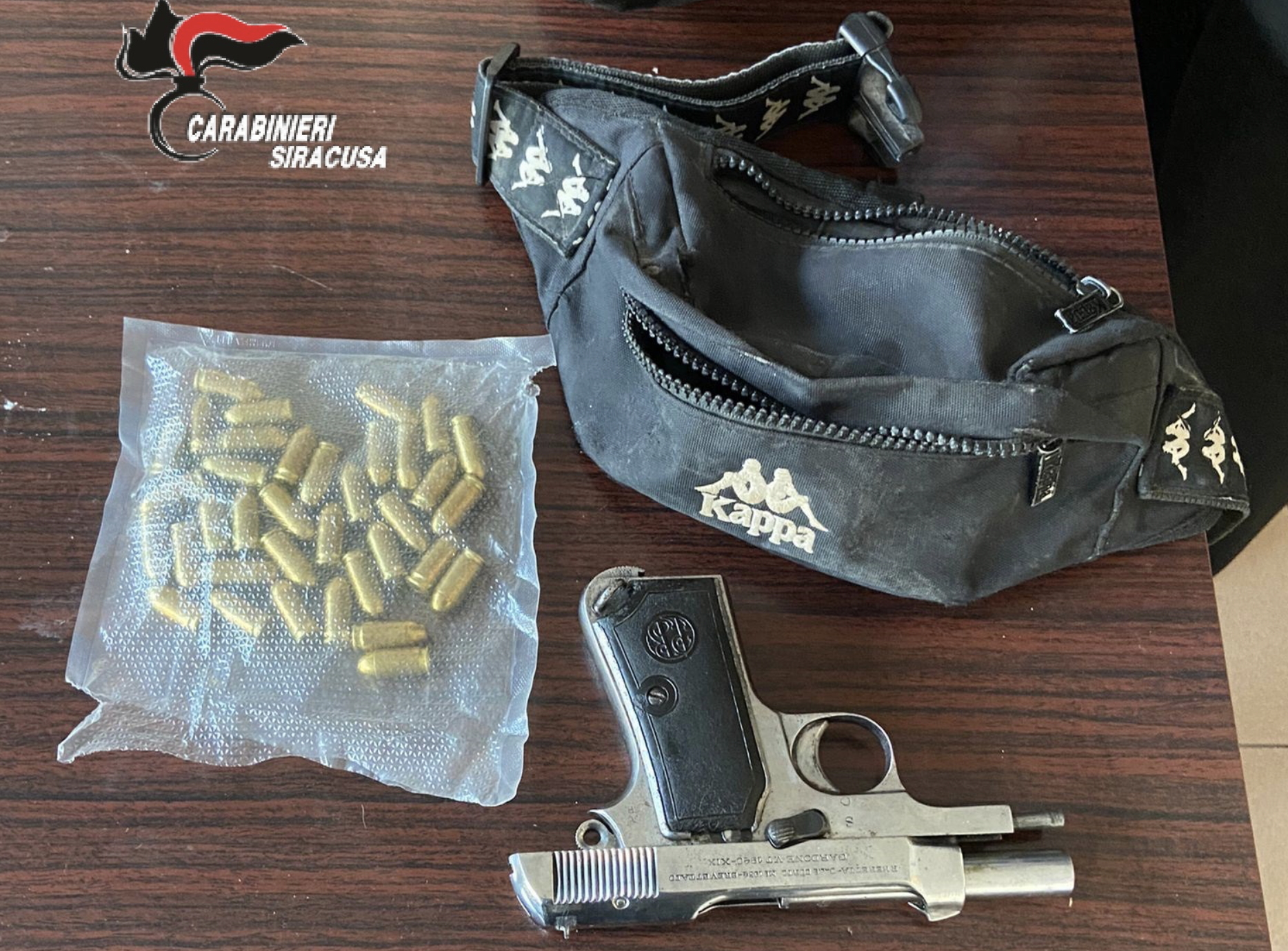 Viaggiavano in auto con una pistola e munizioni: 2 arresti