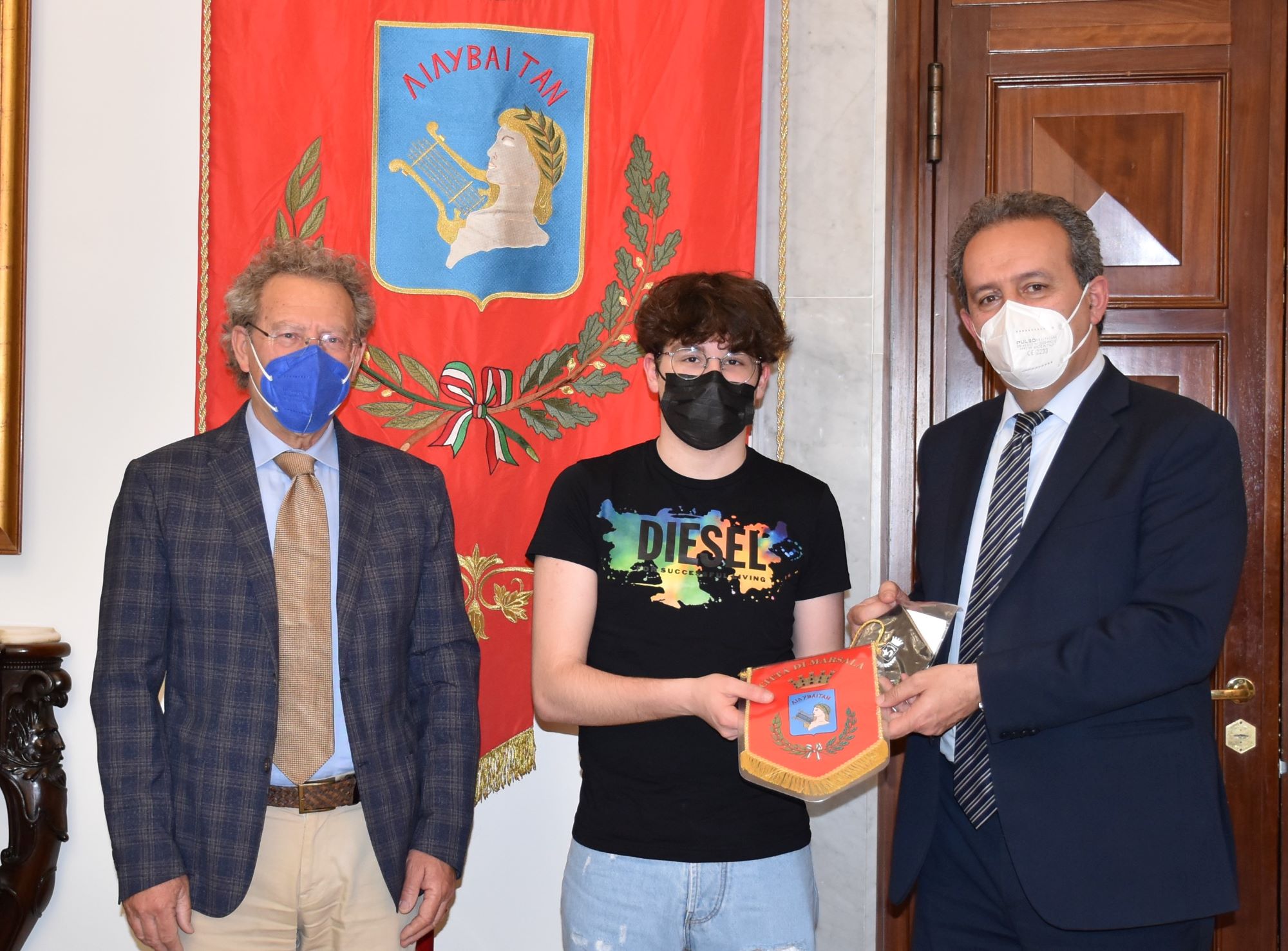Il campione europeo di biliardo Emanuel Cucchiara ricevuto al Comune di Marsala