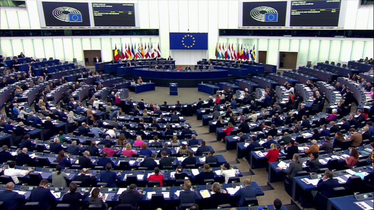 Green pass Ue, l’Europarlamento approva la proroga