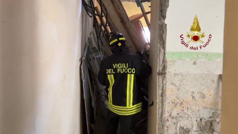 Crolla solaio di un’abitazione a Palermo, soccorse due persone