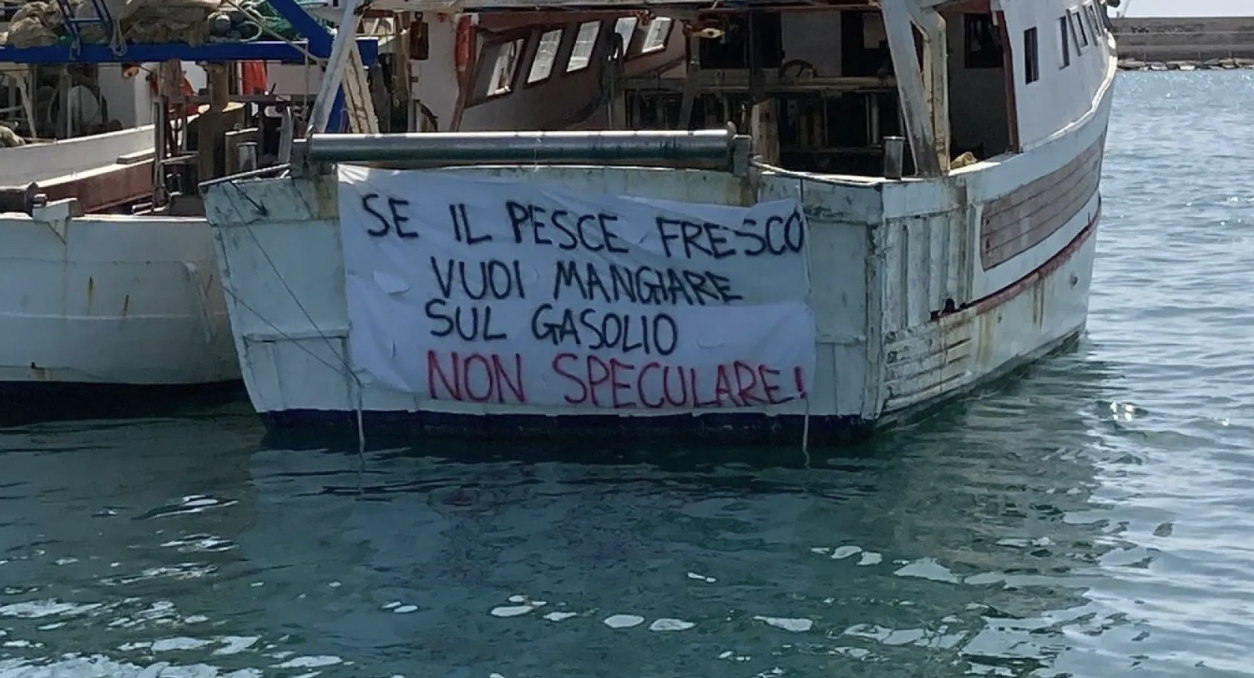 Caro gasolio, si ferma la marineria. Unioncamere e cooperative chiedono misure a sostegno del reddito