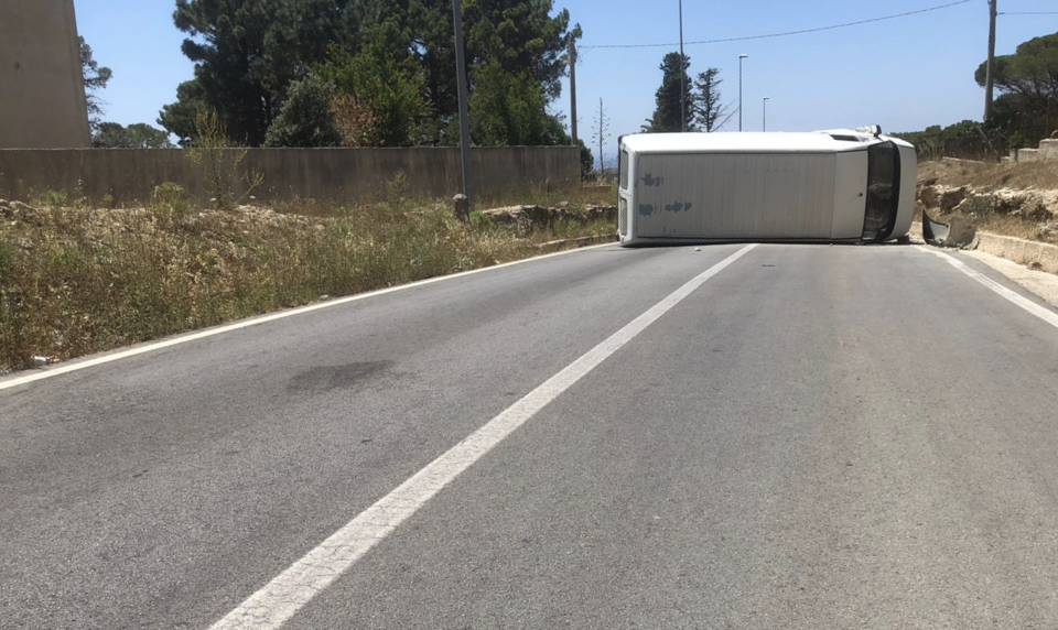 Marsala: furgone si ribalta sulla SS 188 dopo l’ospedale