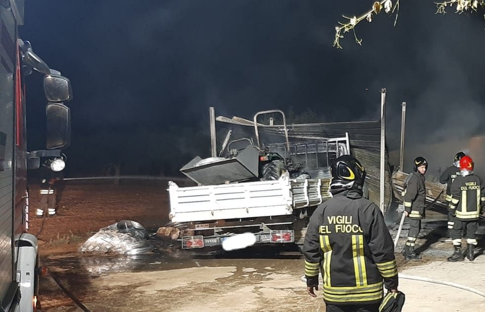 Marsala: a fuoco un autocarro nella zona di Cutusio