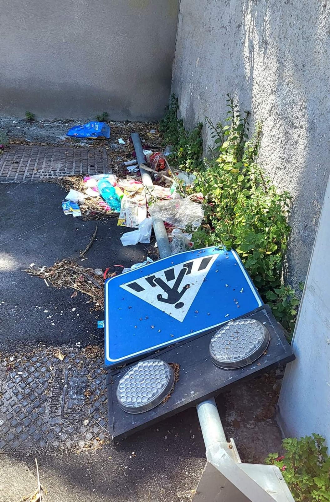Marsala:”Oasi di rifiuti” davanti le scuole di via Falcone