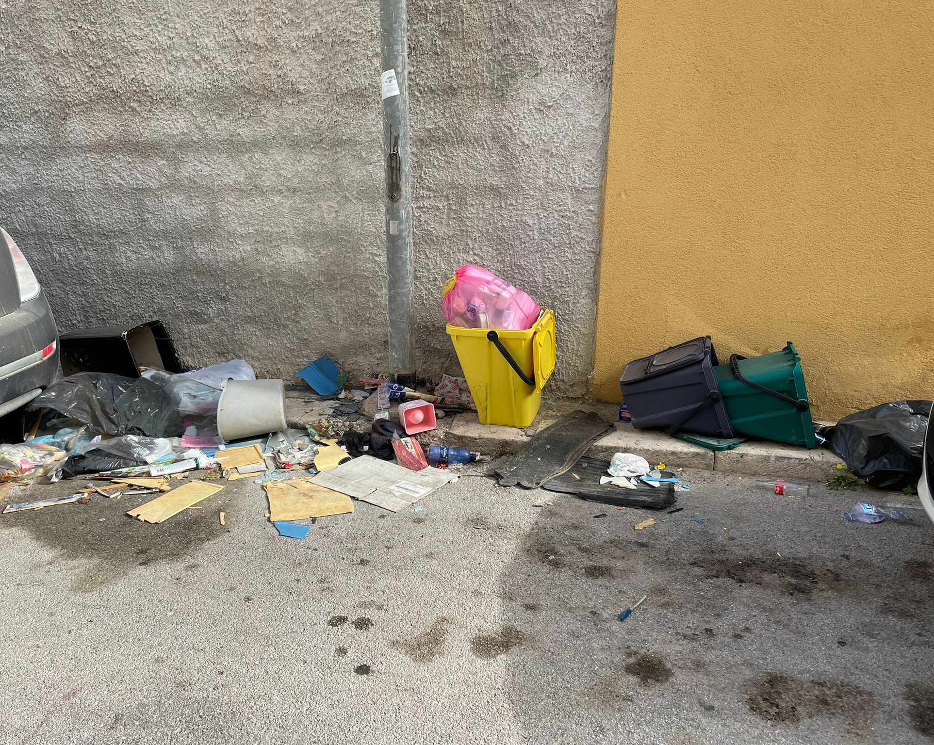 Marsala: discarica di rifiuti accanto la Chiesa dei Salesiani