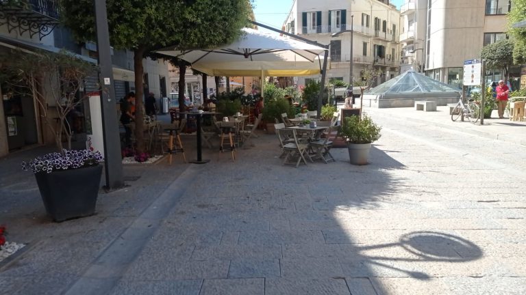 I negozianti arredano e abbelliscono Porta Mazara