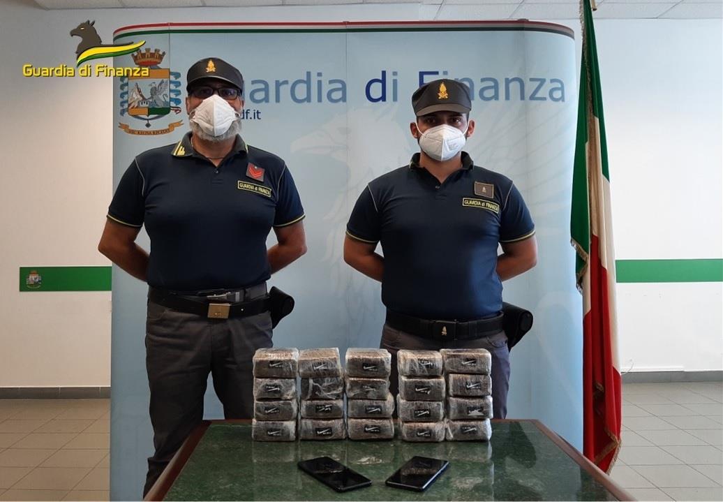 In autostrada con 10 kg di hashish, arrestati due corrieri