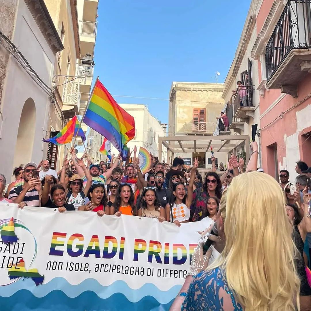 Favignana ha indossato le ali della farfalla ed ha festeggiato il Pride