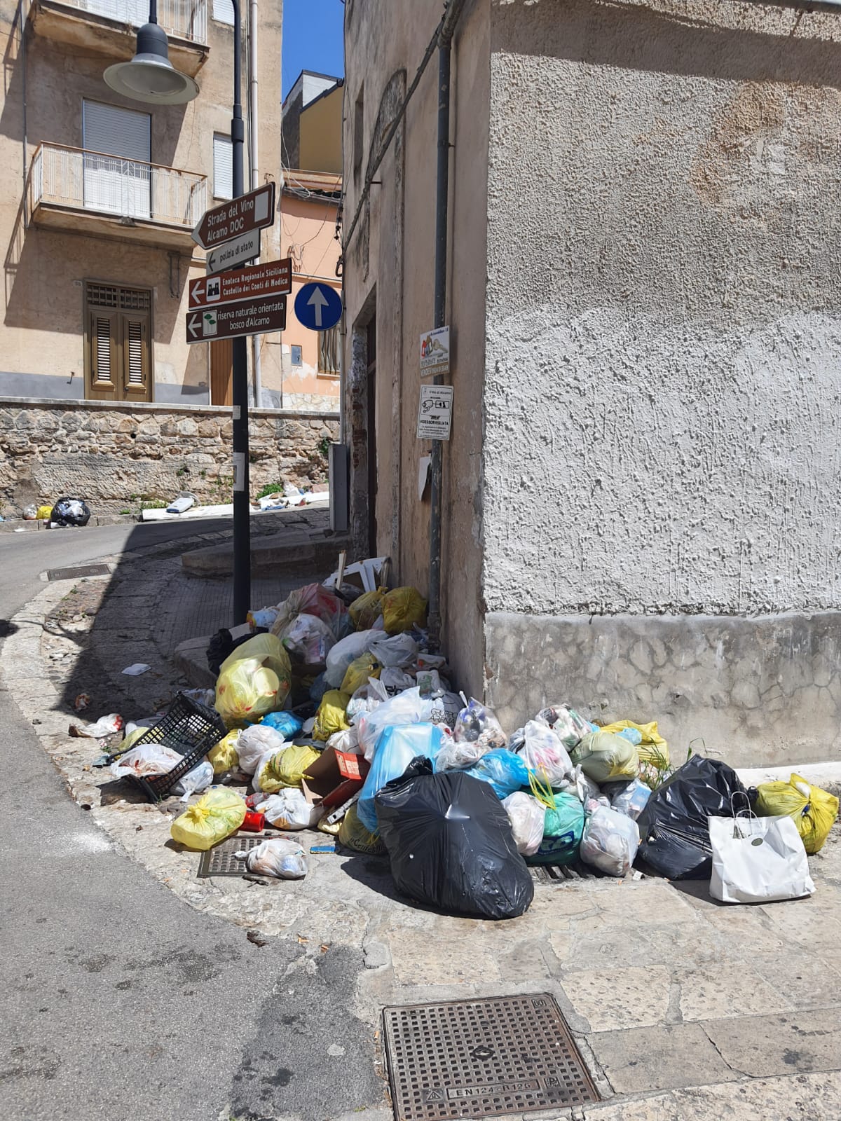 Ad Alcamo continua la pulizia dai rifiuti abbandonati