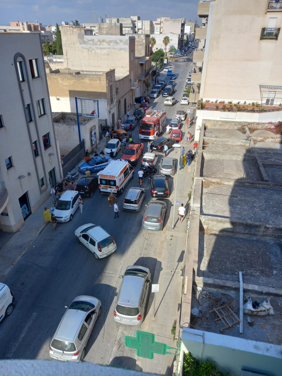 Marsala: minaccia di buttarsi da un palazzo, caos in via Trapani