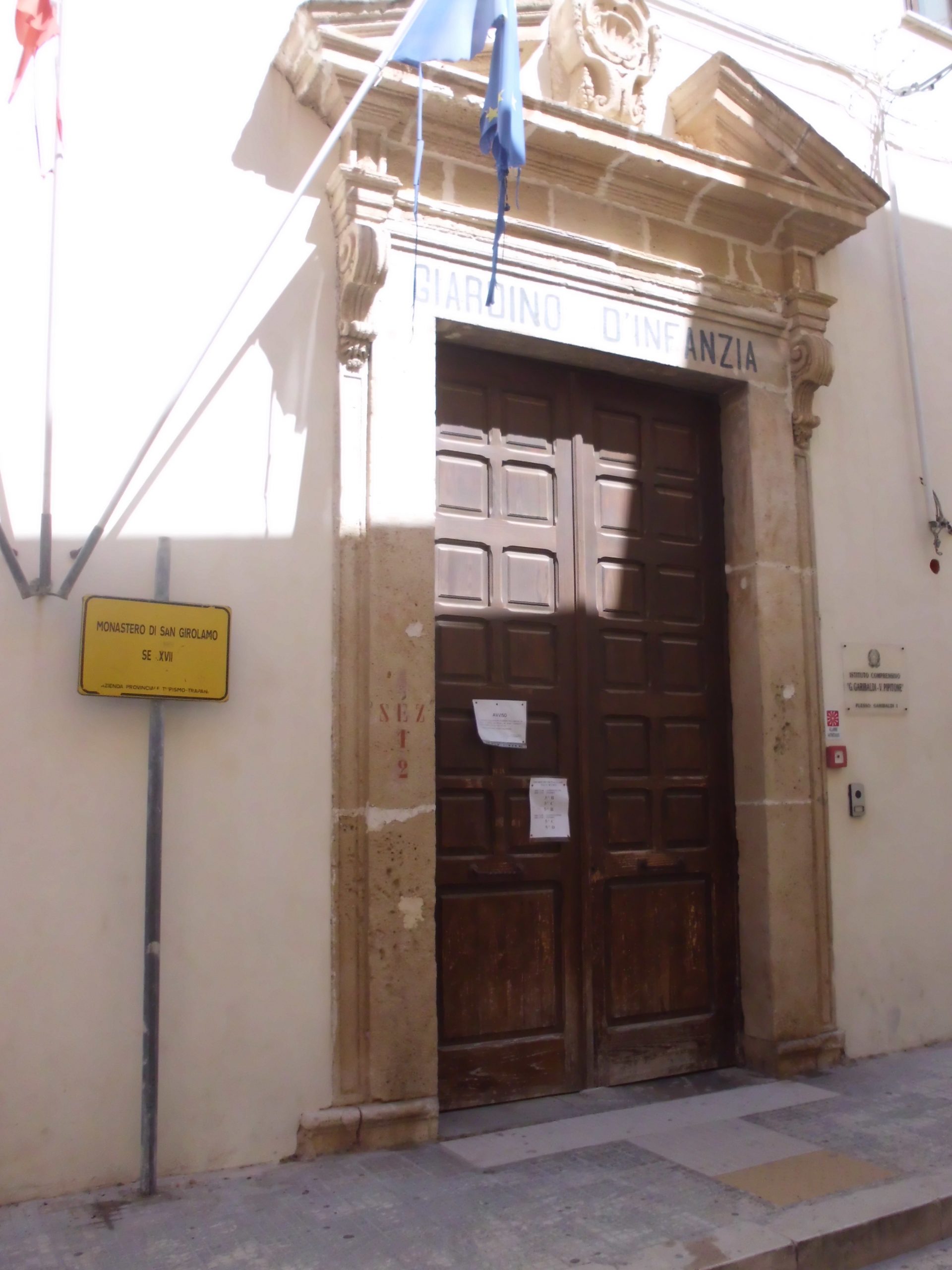 Il cartello del Monastero di San Girolamo? Lo solleva l’ispettore Piazza