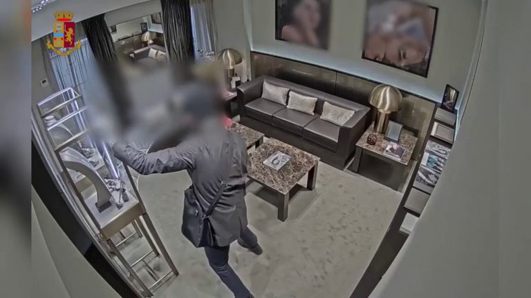 Rapine in gioiellerie nel centro di Milano, tre fermati