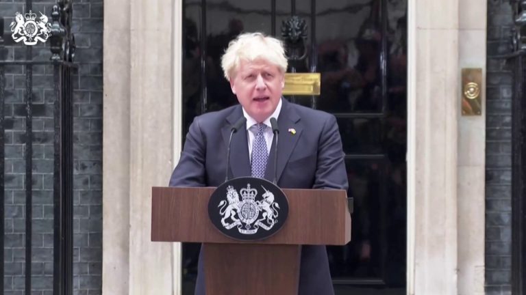 Regno Unito, Johnson si dimette. “Nessuno è indispensabile”
