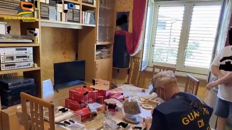 Frosinone, Scoperti due laboratori abusivi per lavorazione sigarette