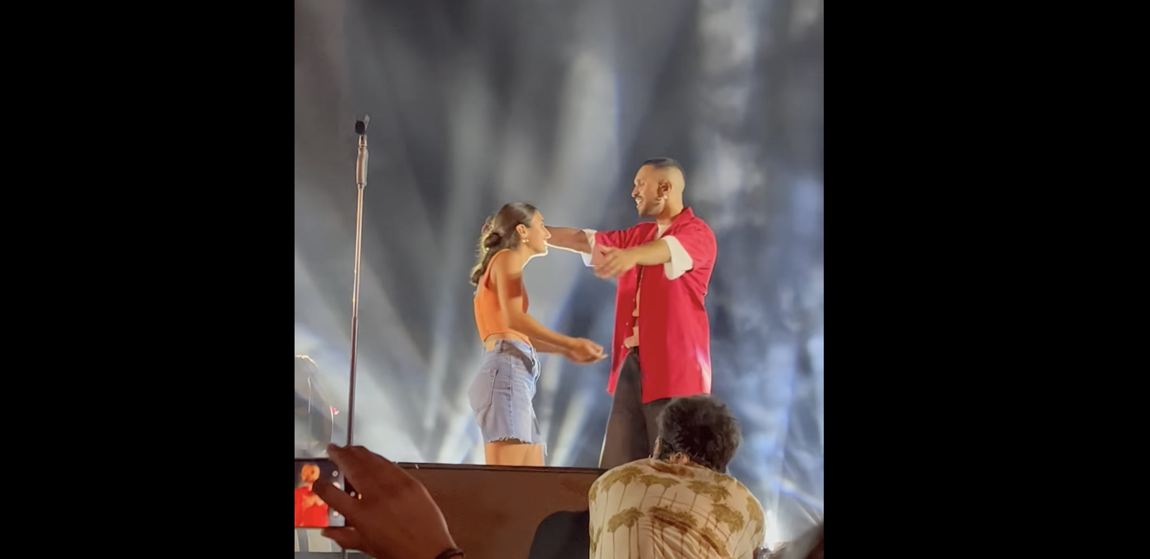 La marsalese Sofia Parrinello canta sul palco di Taormina con Mahmood. VIDEO