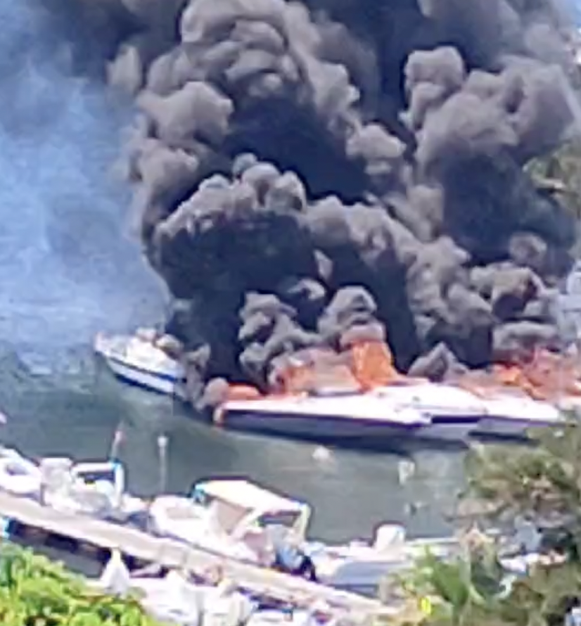 Marsala: incendio nella zona portuale, a fuoco tre barche. VIDEO