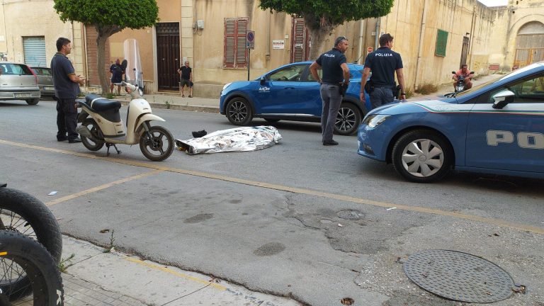 Marsala: cade con lo scooter e muore, forse un malore