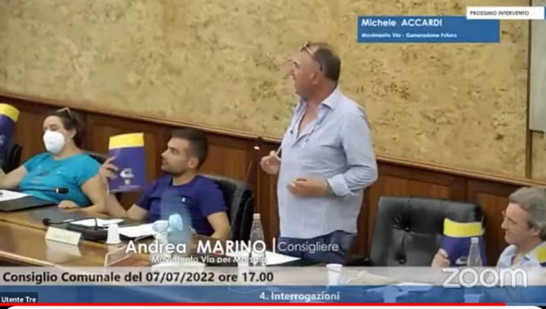 Opuscoli del governo Musumeci nei Consigli comunali, Fava: “Non c’è una parola vera”. E a Marsala si usano come ventagli…
