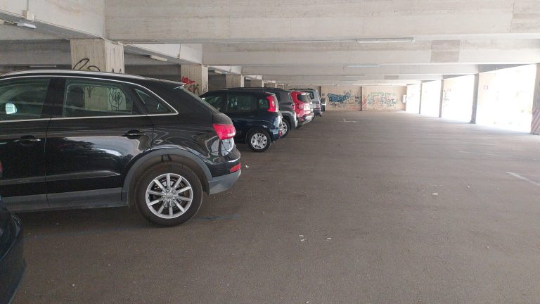 Nel sotterraneo del parcheggio comunale di Marsala non si può posteggiare… ma è pieno di auto