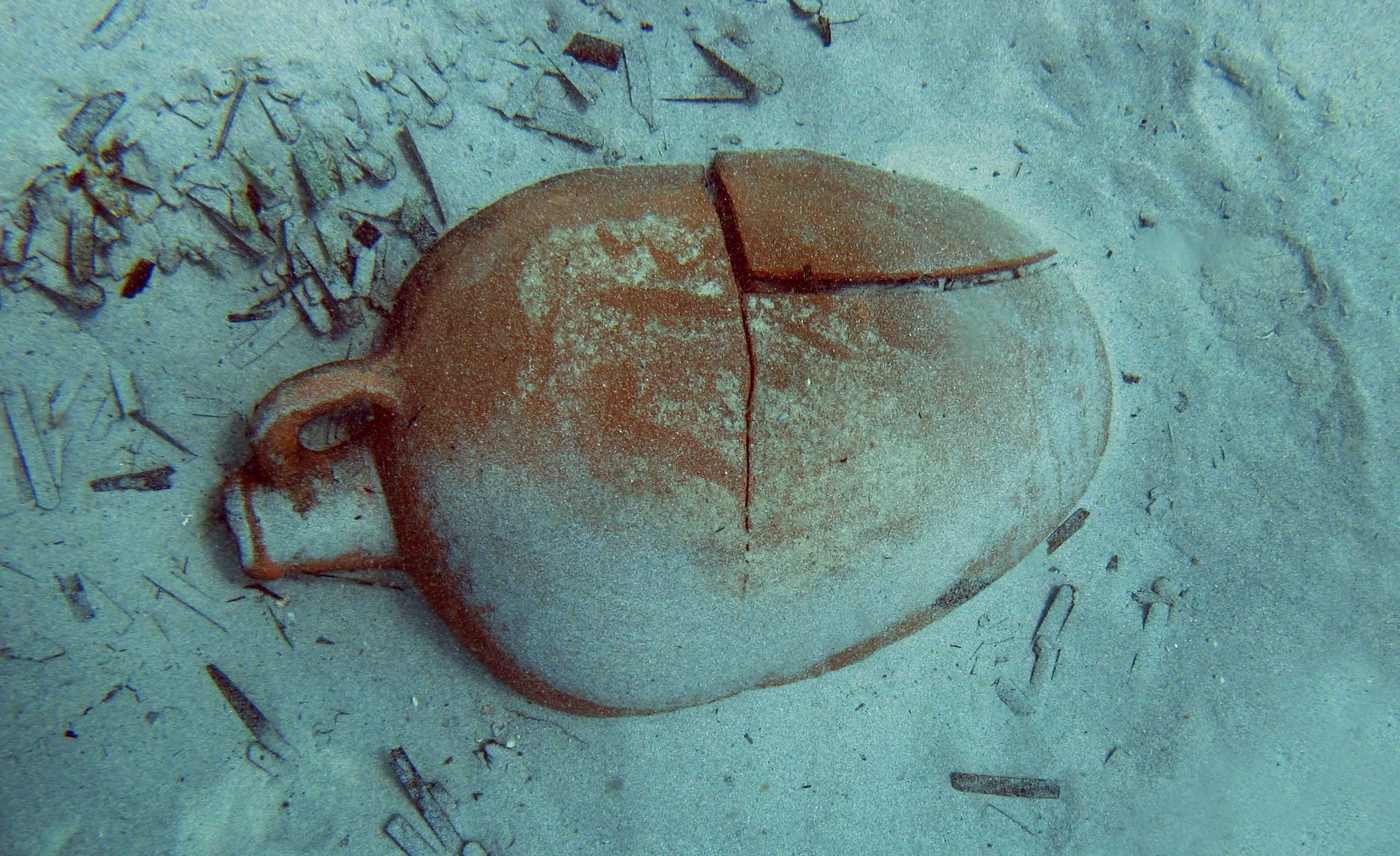 Il mare di Mazara del Vallo restituisce antiche anfore trovate da un subacqueo
