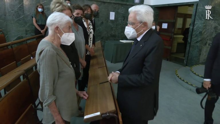 Mattarella alla camera ardente del professore Luca Serianni