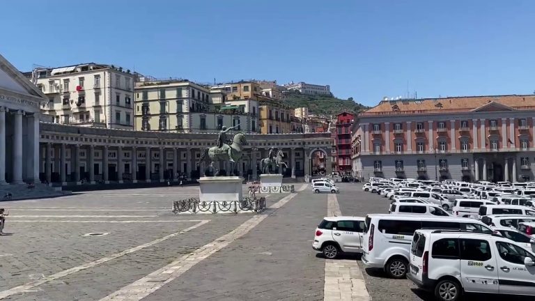 Napoli, sciopero taxi, centinaia di auto occupano piazza Plebiscito