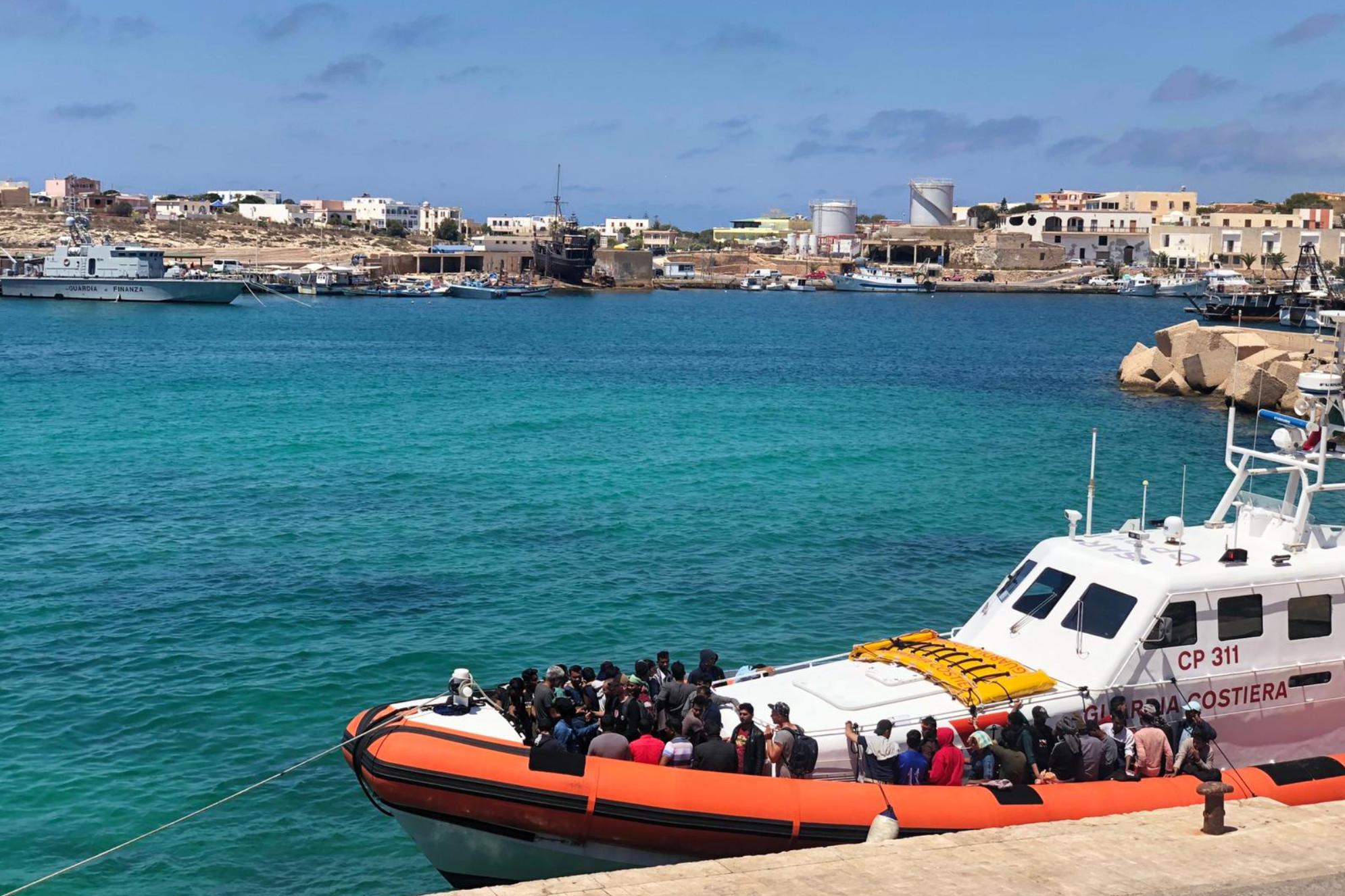 Sicilia, soccorsi 276 migranti al largo di Lampedusa, altri 600 circa in arrivo a Catania e ad Augusta